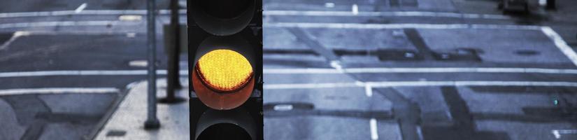 Какие последствия несет проезд на желтый сигнал светофора?