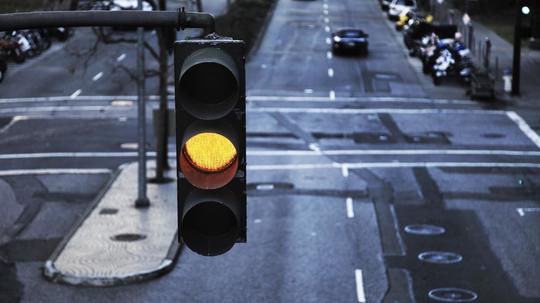 Какие последствия несет проезд на желтый сигнал светофора?